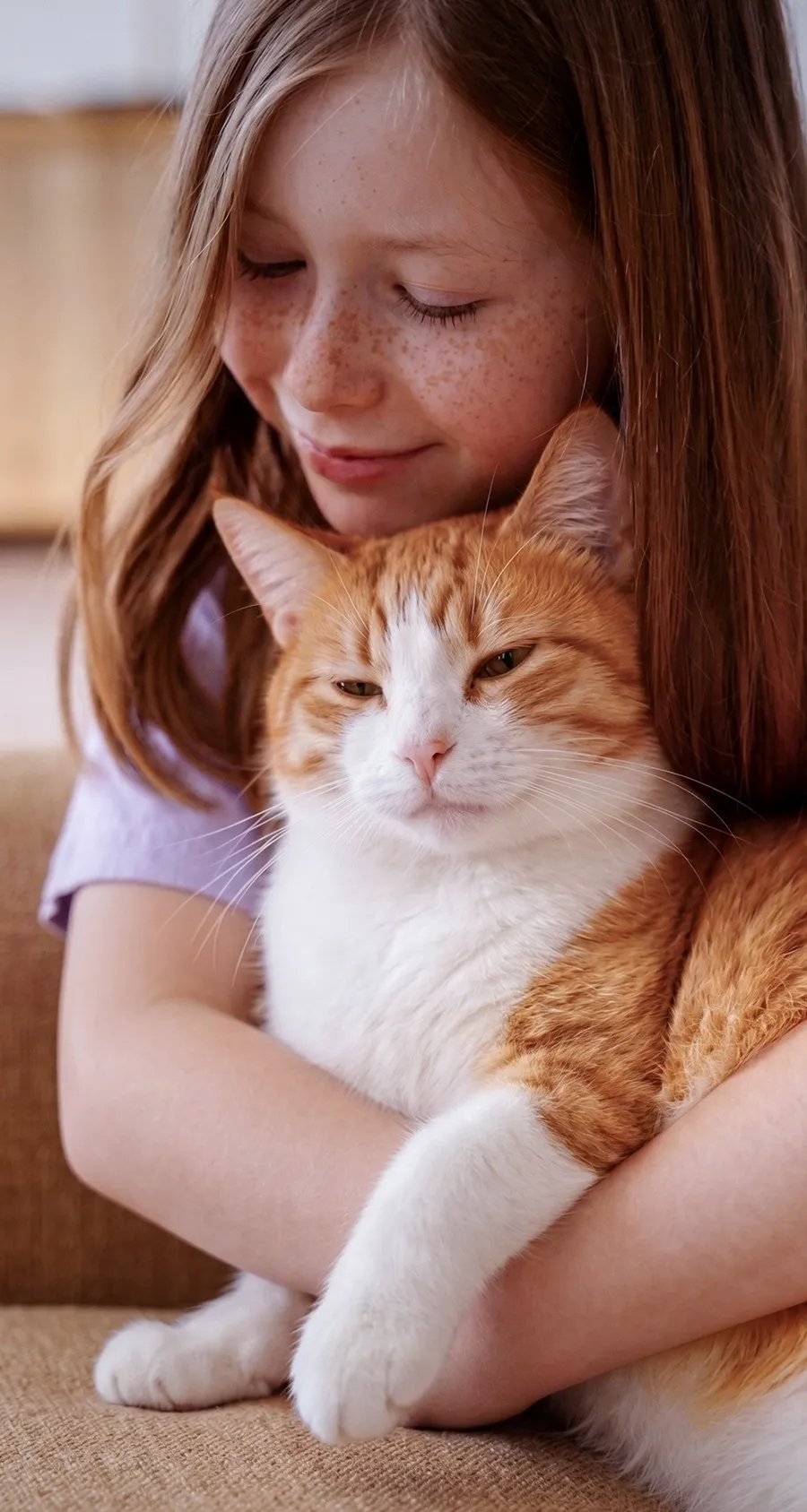 Niña abrazando a su gato
